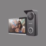 KIT DE VIDEOPORTERO HIBRIDO TURBOHD CON PANTALLA LCD TOUCH DE 7" WI-FI / FRENTE DE CALLE PARA EXTERIOR METALICO / 720P (1 MEGAPÍXEL )117° DE VISIÓN (GRAN ANGULAR) / LLAMADA A APP HIK-CONNECT