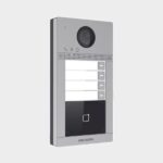 VIDEOPORTERO IP 2 MEGAPIXEL / LLAMADA Y APERTURA REMOTA DESDE APP HIK-CONNECT (REQUIERE MONITOR )/ POE / EXTERIOR IP65 + ANTIVANDALICO IK08 / 4 DEPARTAMENTO / APERTURA CON TARJETA / SOPORTA 2 PUERTAS Y HASTA 6 MONITORES