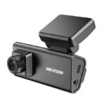 DASHCAM AE-DC2032-V300 DE 3 CANALES, CON GRABACIÓN FRONTAL Y POSTERIOR EN FULL HD 1080P E INTERIOR EN HD 720P. INCORPORA WI-FI, GPS, SENSOR DE IMPACTOS Y SOPORTE PARA MICROSD DE HASTA 256 GB.